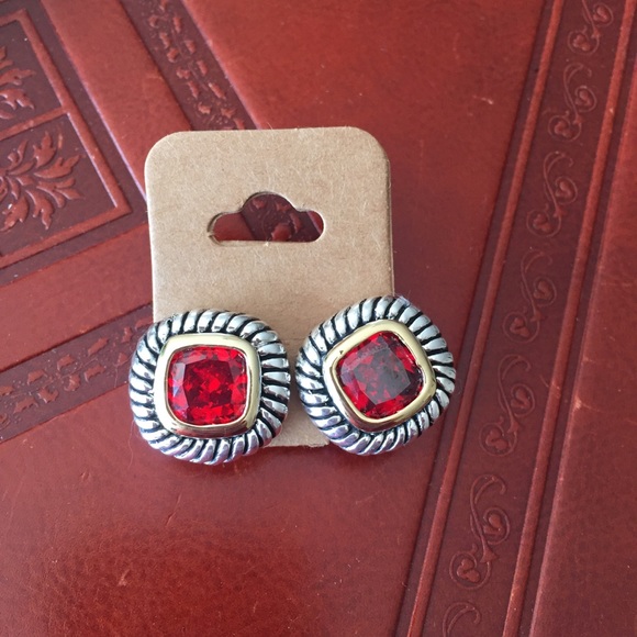 Two-tone red gem square Cable twist stud earrings - Picture 2 of 4